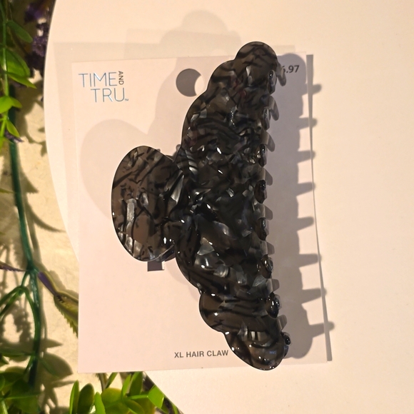 ⭐️ Time and Tru Woman's Large Croissant Claw Clips ( 2 ) - Picture 2 of 11